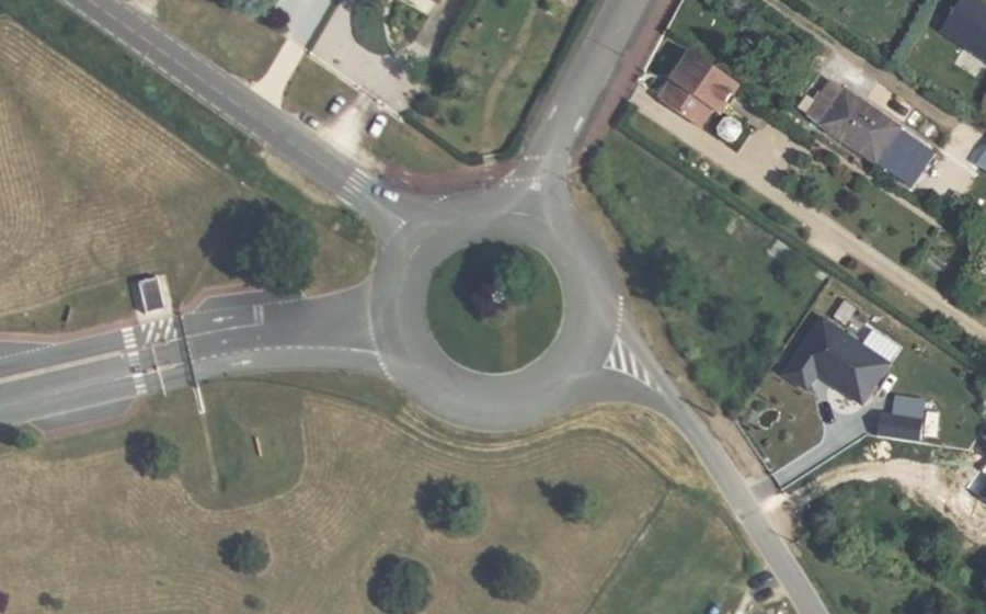 Vue aérienne du Rond-point anonyme n°114941288