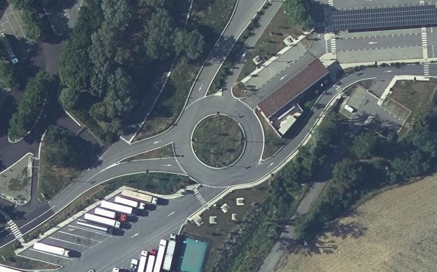 Vue aérienne du Rond-point anonyme n°1150469253