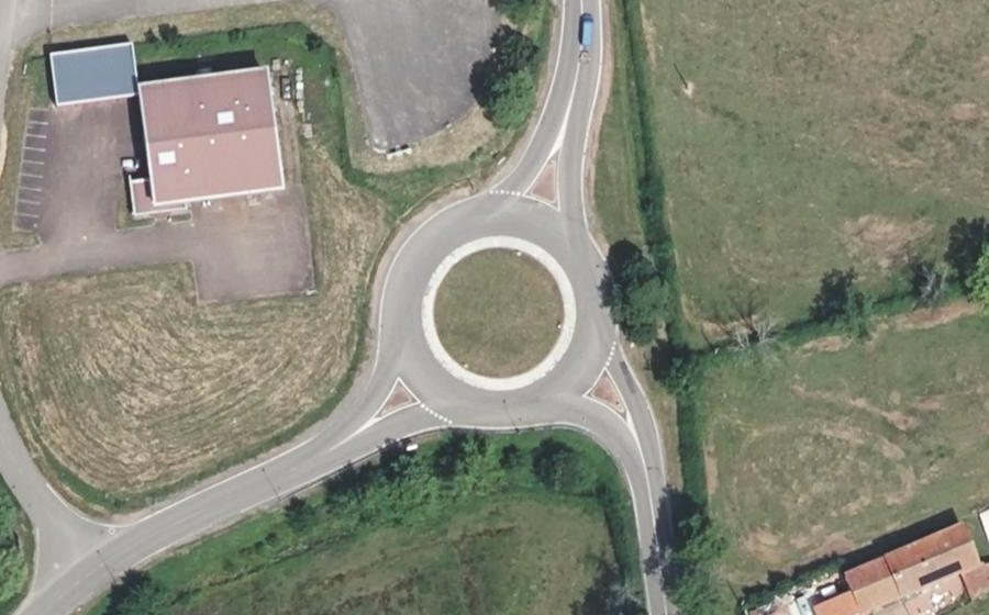 Vue aérienne du Rond-point anonyme n°115087546