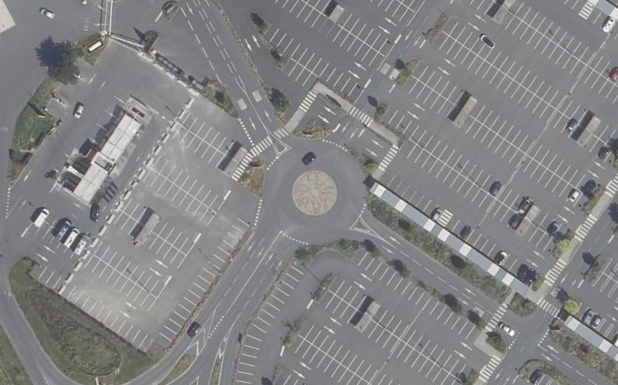 Vue aérienne du Rond-point anonyme n°1151086134