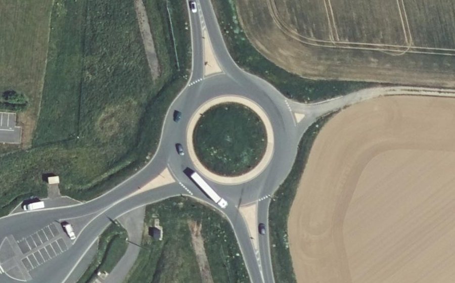 Vue aérienne du Rond-point anonyme n°1151976737