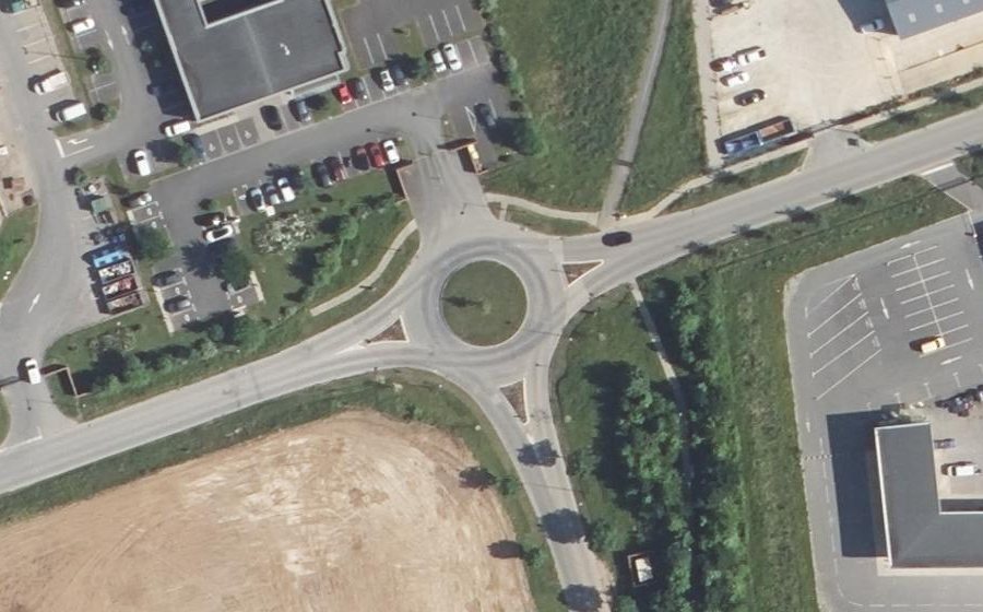 Vue aérienne du Rond-point anonyme n°1152358769