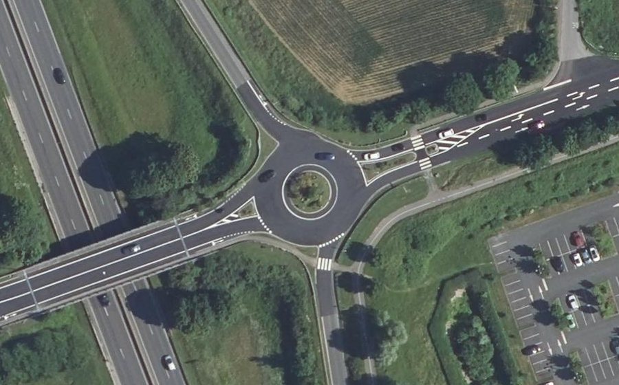 Vue aérienne du Rond-point anonyme n°1152358770