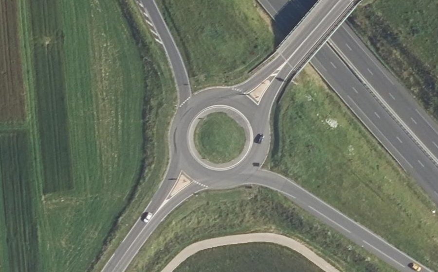 Vue aérienne du Rond-point anonyme n°1152358771