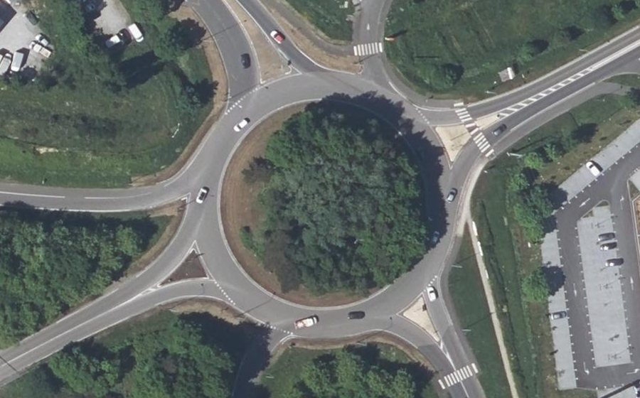 Vue aérienne du Rond-point anonyme n°115257489