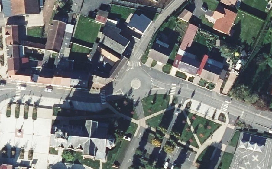 Vue aérienne du Rond-point anonyme n°1152905349