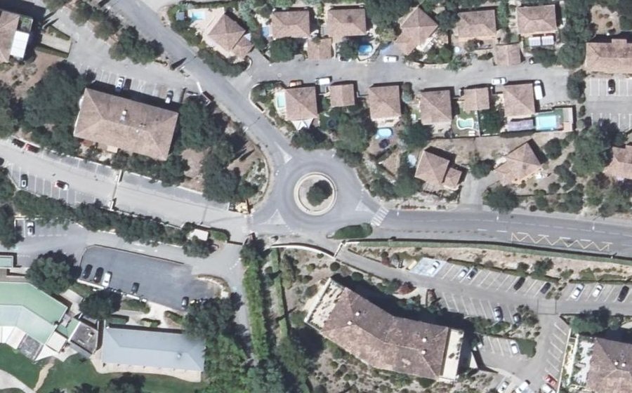 Vue aérienne du Rond-point anonyme n°115323198