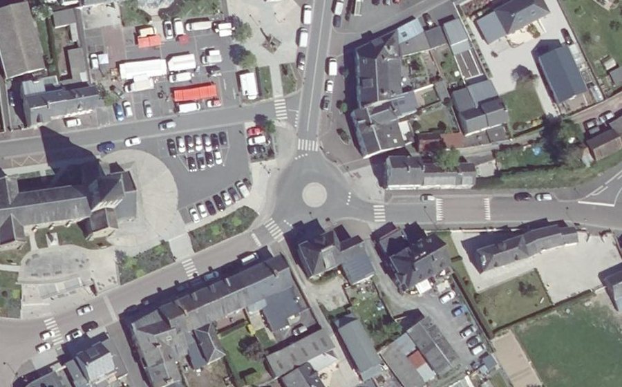 Vue aérienne du Rond-point anonyme n°115332543