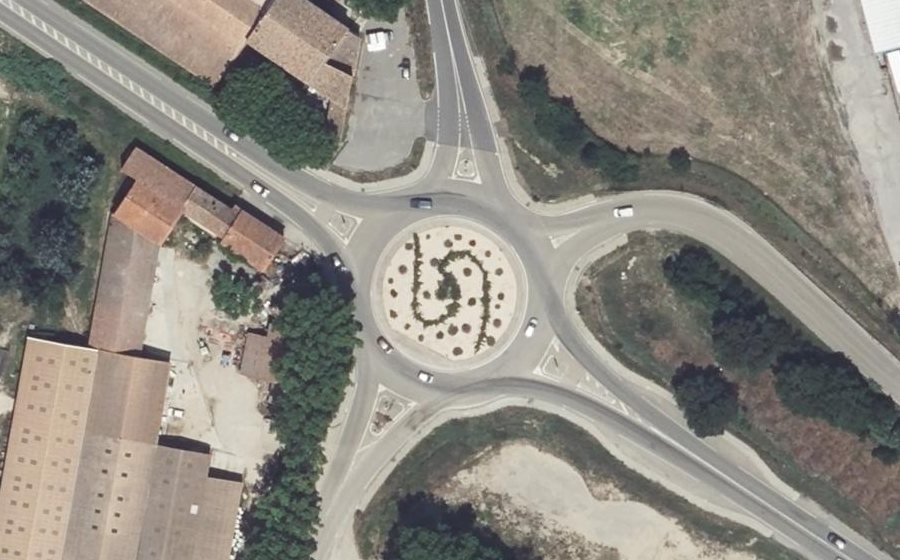 Vue aérienne du Rond-point anonyme n°115432546