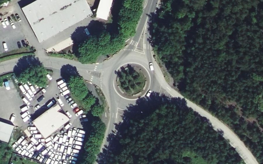 Vue aérienne du Rond-point anonyme n°115432818