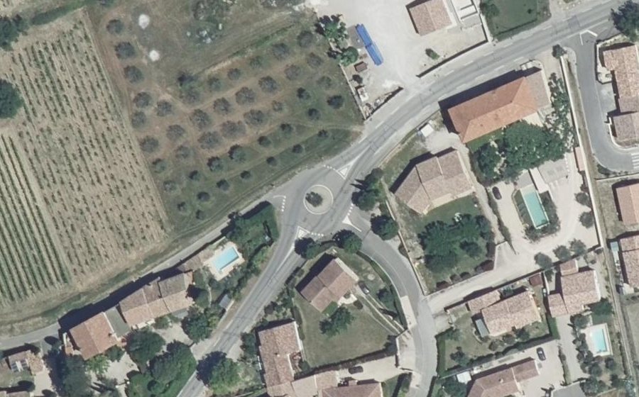 Vue aérienne du Rond-point anonyme n°115434241
