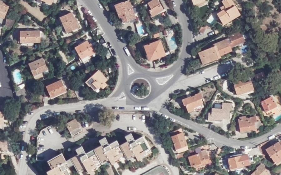 Vue aérienne du Rond-point anonyme n°115472063