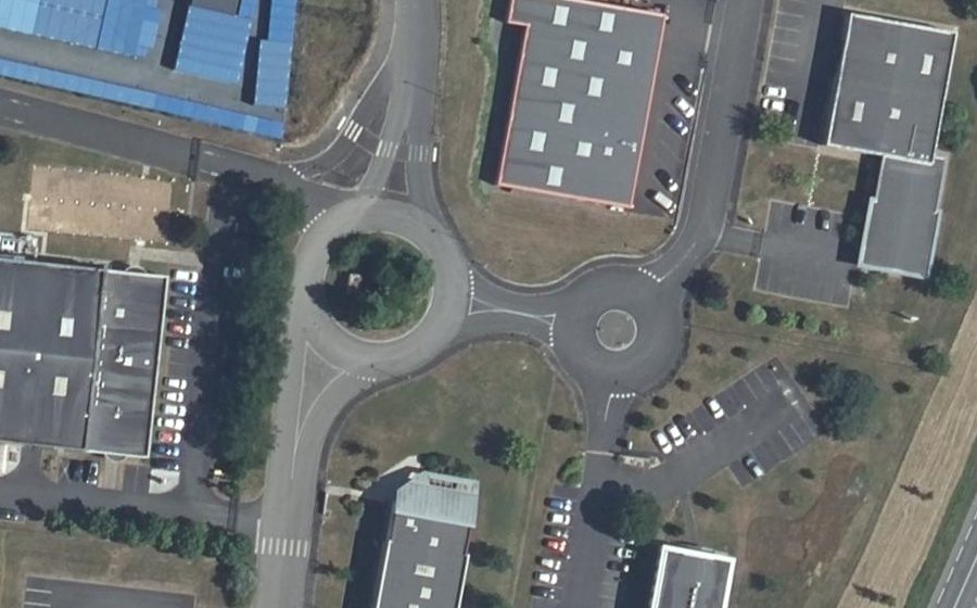 Vue aérienne du Rond-point anonyme n°115490308