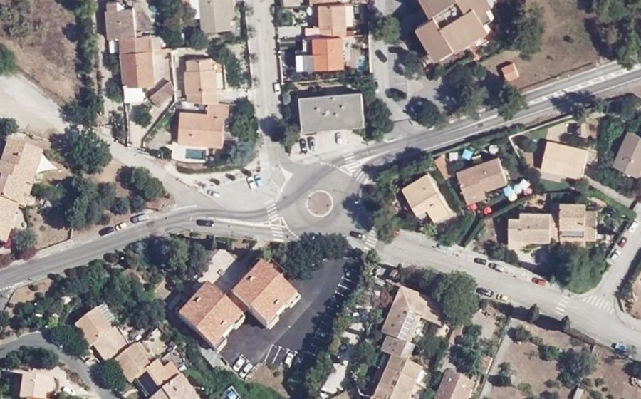 Vue aérienne du Rond-point anonyme n°115496399
