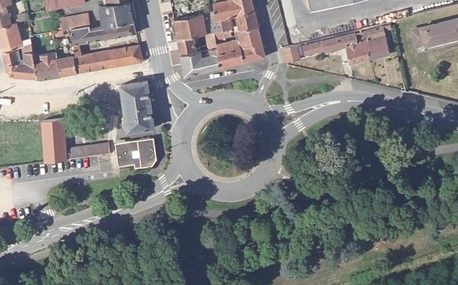 Vue aérienne du Rond-point anonyme n°115548732