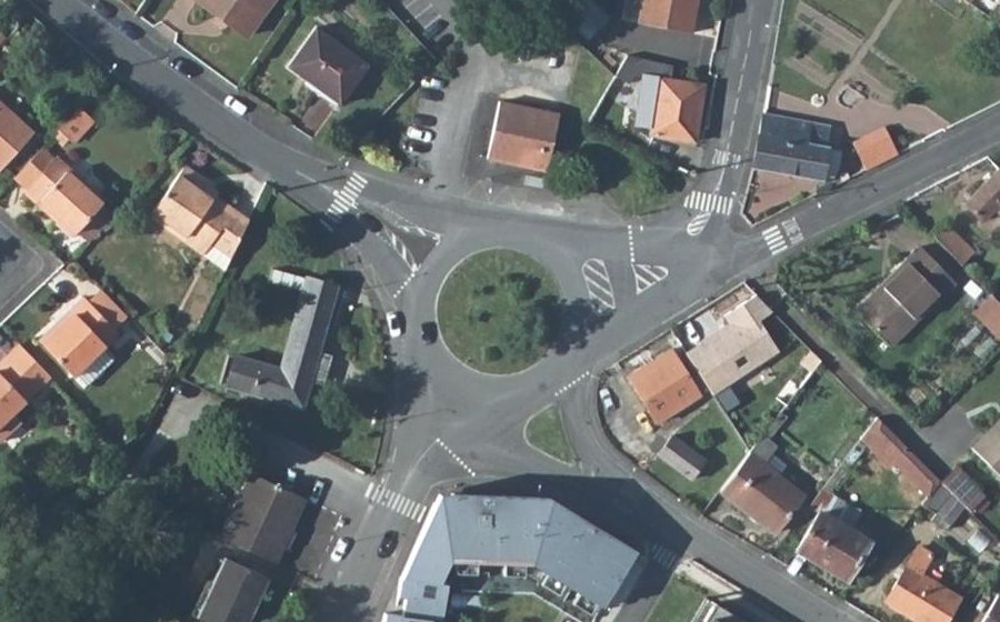 Vue aérienne du Rond-point anonyme n°115596391
