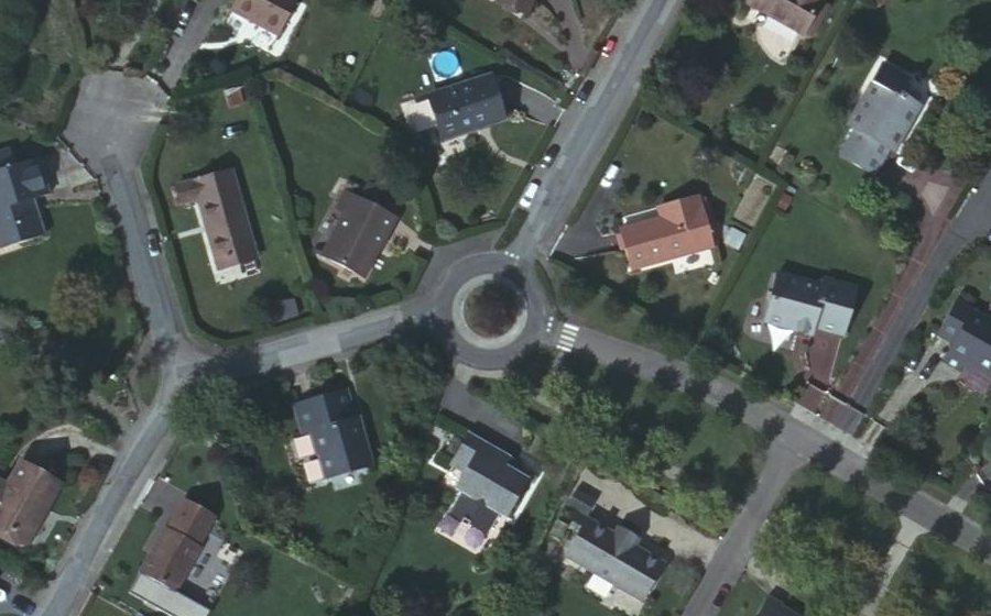 Vue aérienne du Rond-point anonyme n°115626381