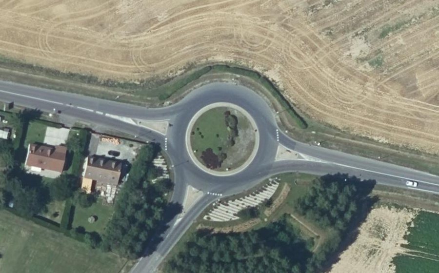 Vue aérienne du Rond-point anonyme n°115628652