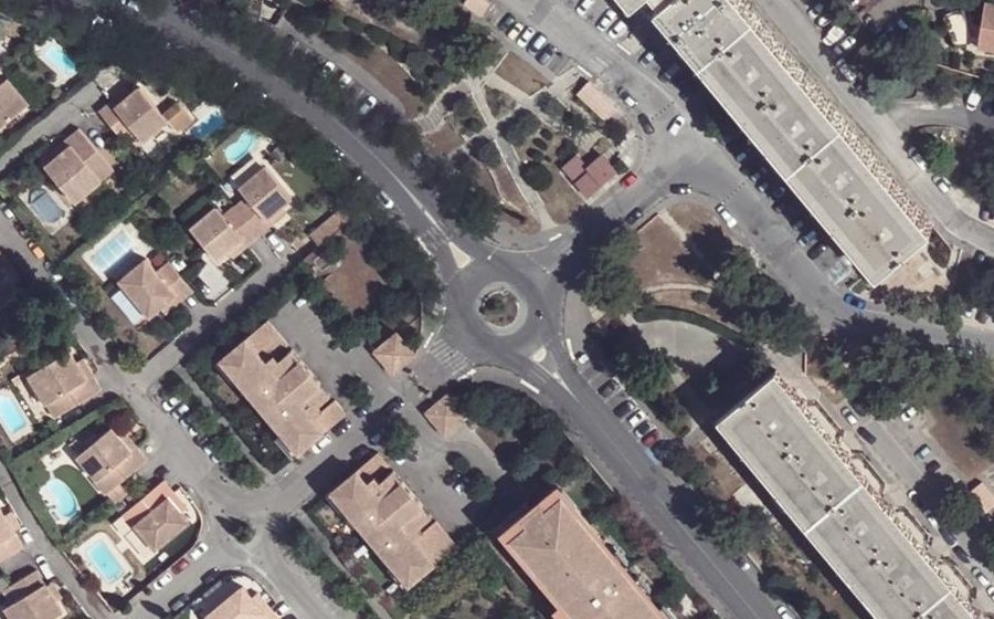 Vue aérienne du Rond-point anonyme n°115628938