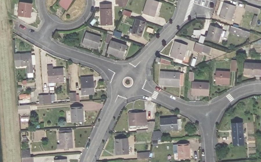 Vue aérienne du Rond-point anonyme n°115647560