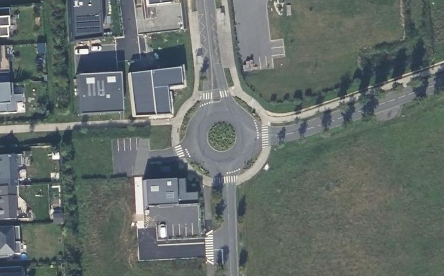 Vue aérienne du Rond-point anonyme n°115697968