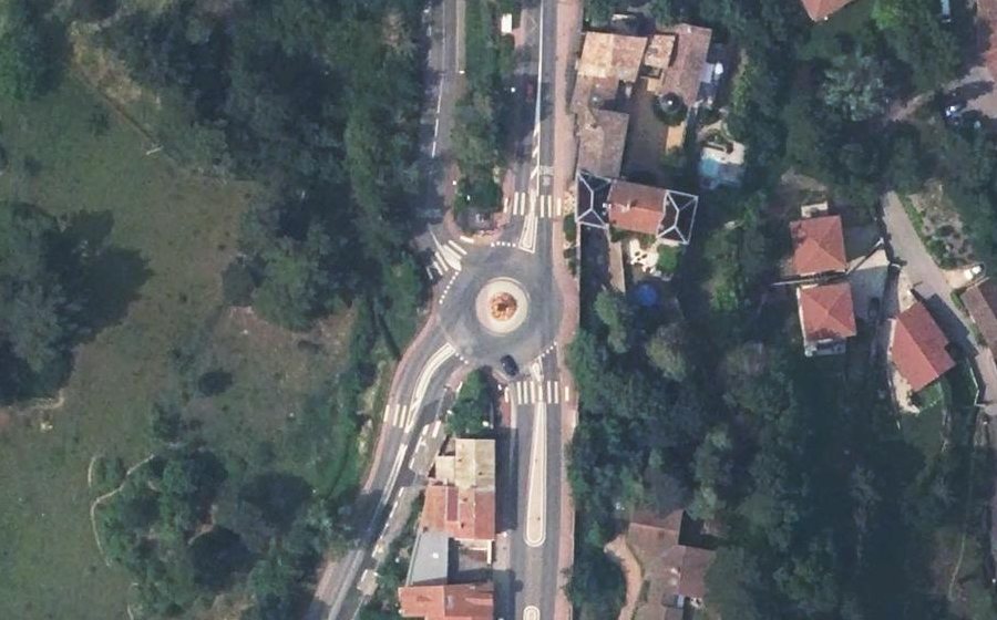 Vue aérienne du Rond-point anonyme n°115733520