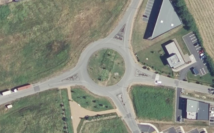 Vue aérienne du Rond-point anonyme n°115840668