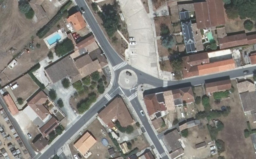 Vue aérienne du Rond-point anonyme n°115884893