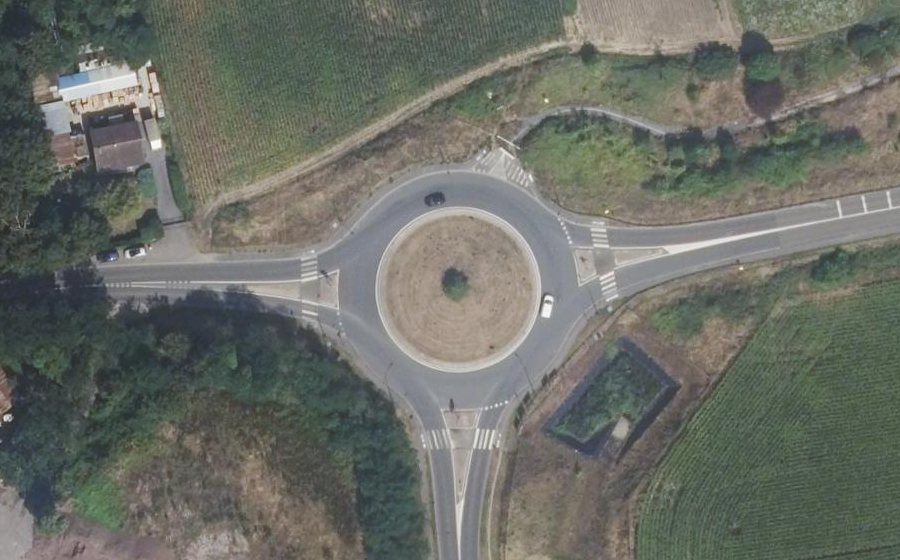 Vue aérienne du Rond-point anonyme n°115892407