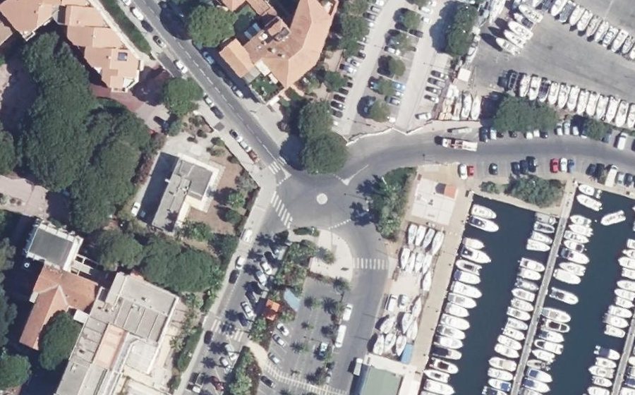 Vue aérienne du Rond-point anonyme n°115931673