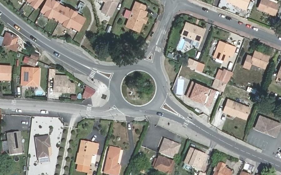 Vue aérienne du Rond-point anonyme n°115973299