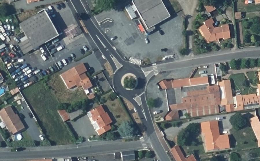 Vue aérienne du Rond-point anonyme n°115978478