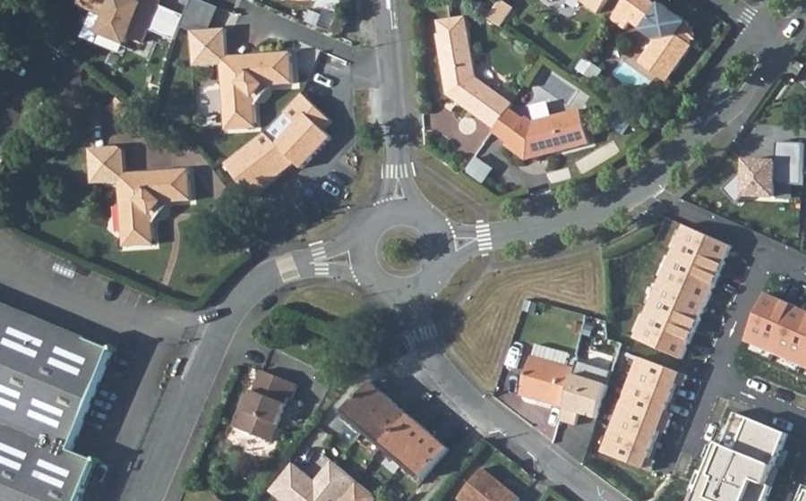 Vue aérienne du Rond-point anonyme n°115990097