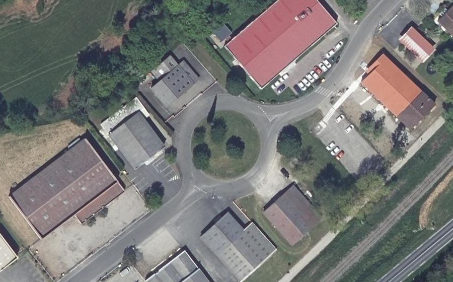 Vue aérienne du Rond-point anonyme n°115994207