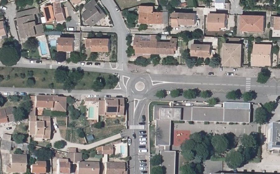 Vue aérienne du Rond-point anonyme n°115994470