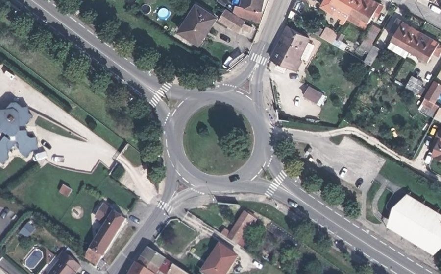 Vue aérienne du Rond-point anonyme n°1162115938