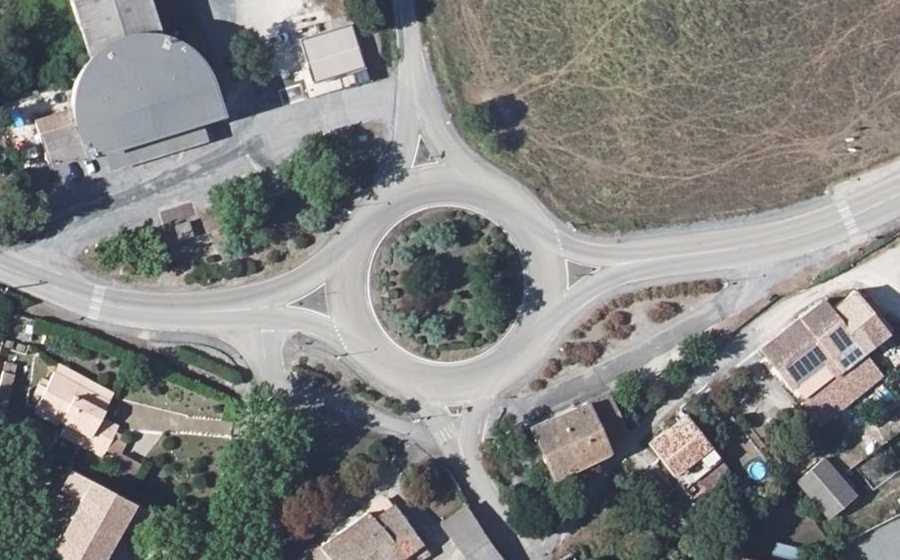 Vue aérienne du Rond-point anonyme n°116240324