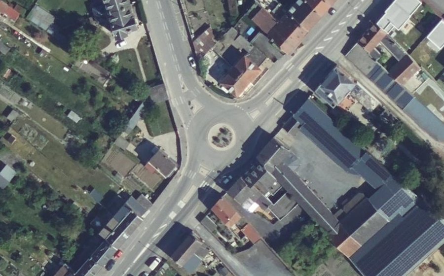 Vue aérienne du Rond-point anonyme n°1163425380