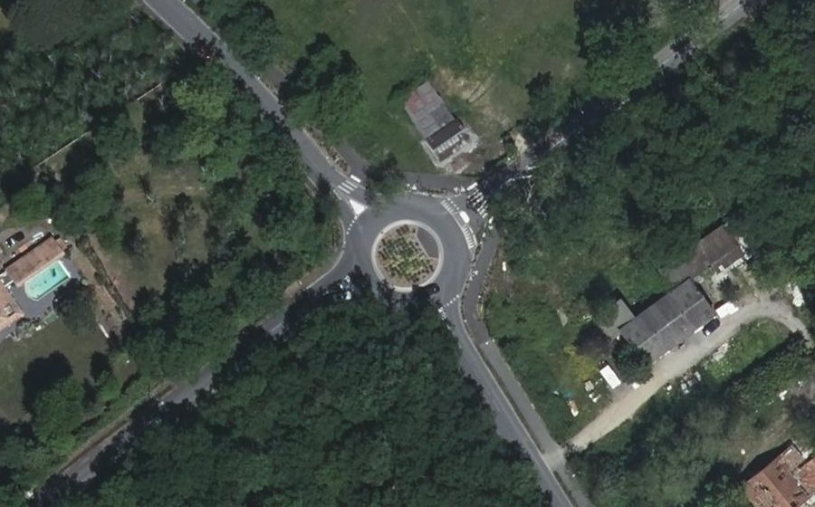 Vue aérienne du Rond-point anonyme n°1163430322