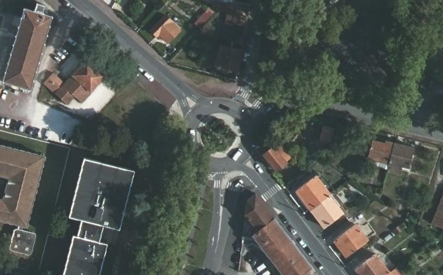 Vue aérienne du Rond-point anonyme n°116370164