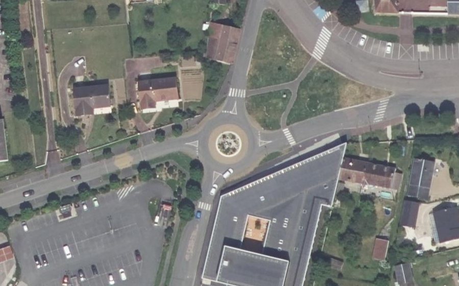 Vue aérienne du Rond-point anonyme n°116379789