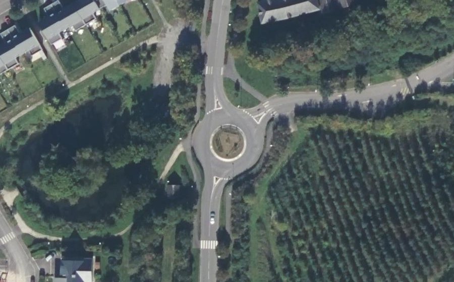 Vue aérienne du Rond-point anonyme n°1164130888