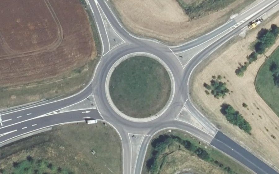 Vue aérienne du Rond-point anonyme n°1164148297