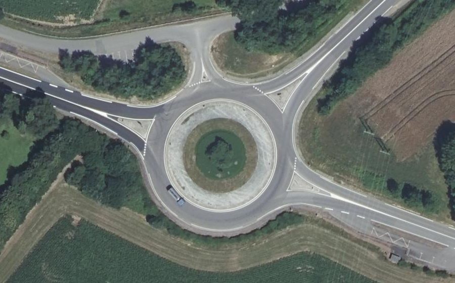 Vue aérienne du Rond-point anonyme n°1164161325