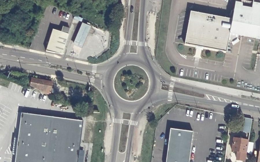 Vue aérienne du Rond-point anonyme n°116438722