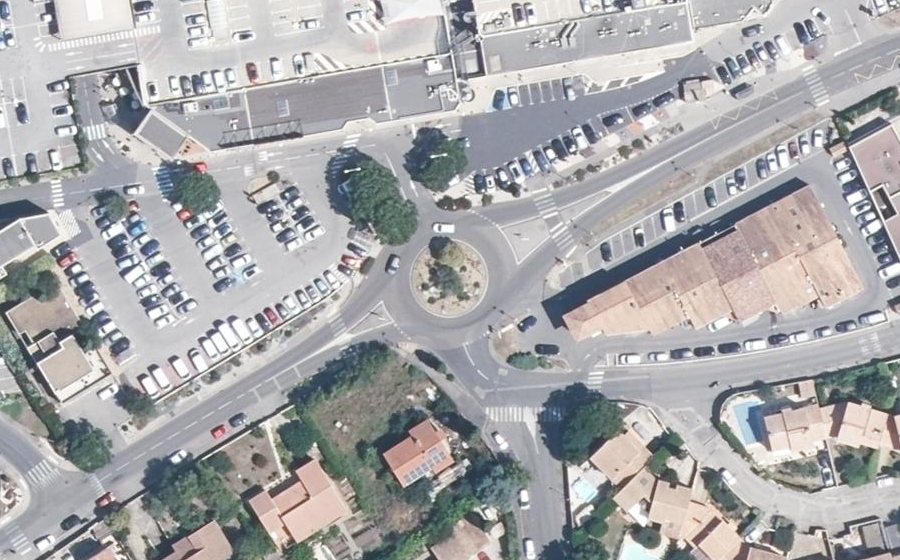 Vue aérienne du Rond-point anonyme n°116445751