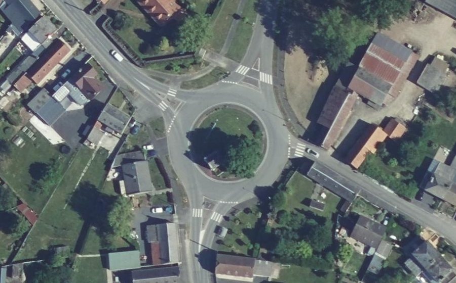 Vue aérienne du Rond-point anonyme n°116446326