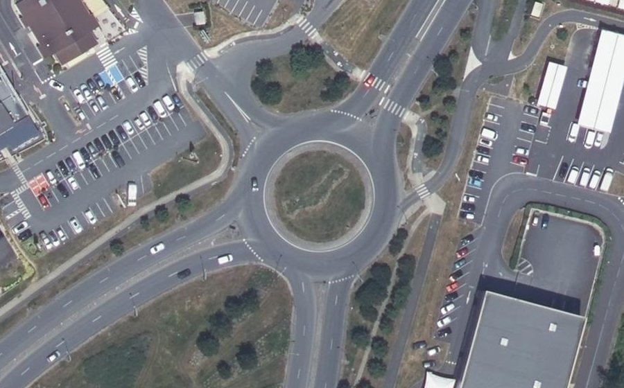 Vue aérienne du Rond-point anonyme n°116463041