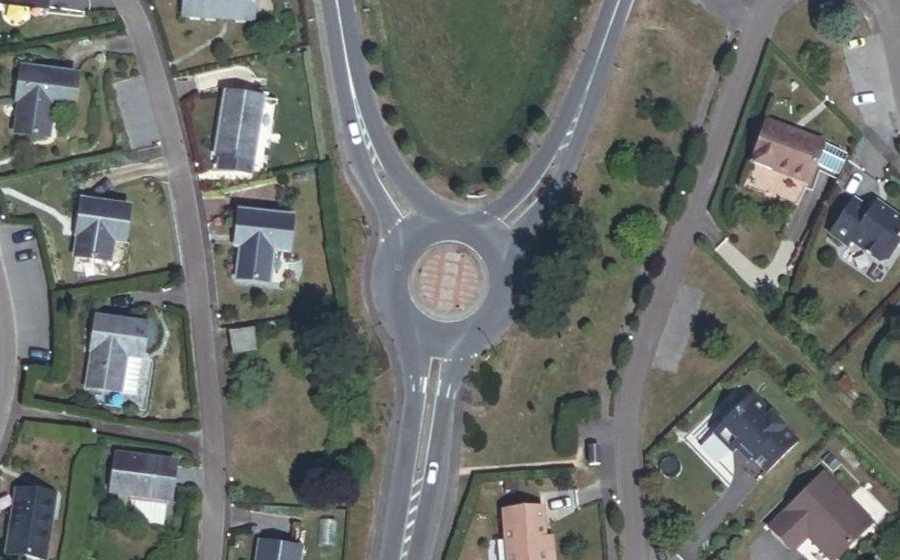 Vue aérienne du Rond-point anonyme n°116478224