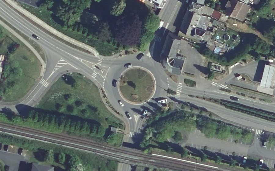 Vue aérienne du Rond-point anonyme n°116484732